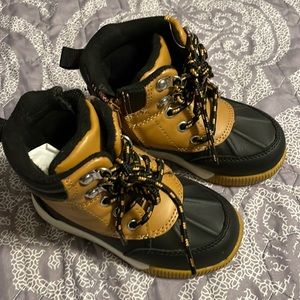 Wonder Nation boys size 8 insulated boots. Like new.